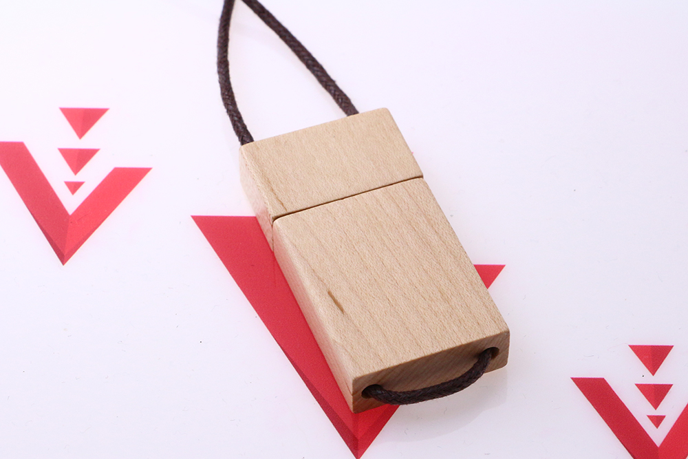 Drewniany pendrive USB z grawerem logo