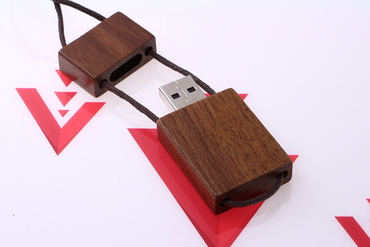 Drewniany pendrive pod grawer
